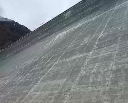 PXL009 15 millions de tonnes et un mur de 285 mètres pour le plus grand barrage poids du monde